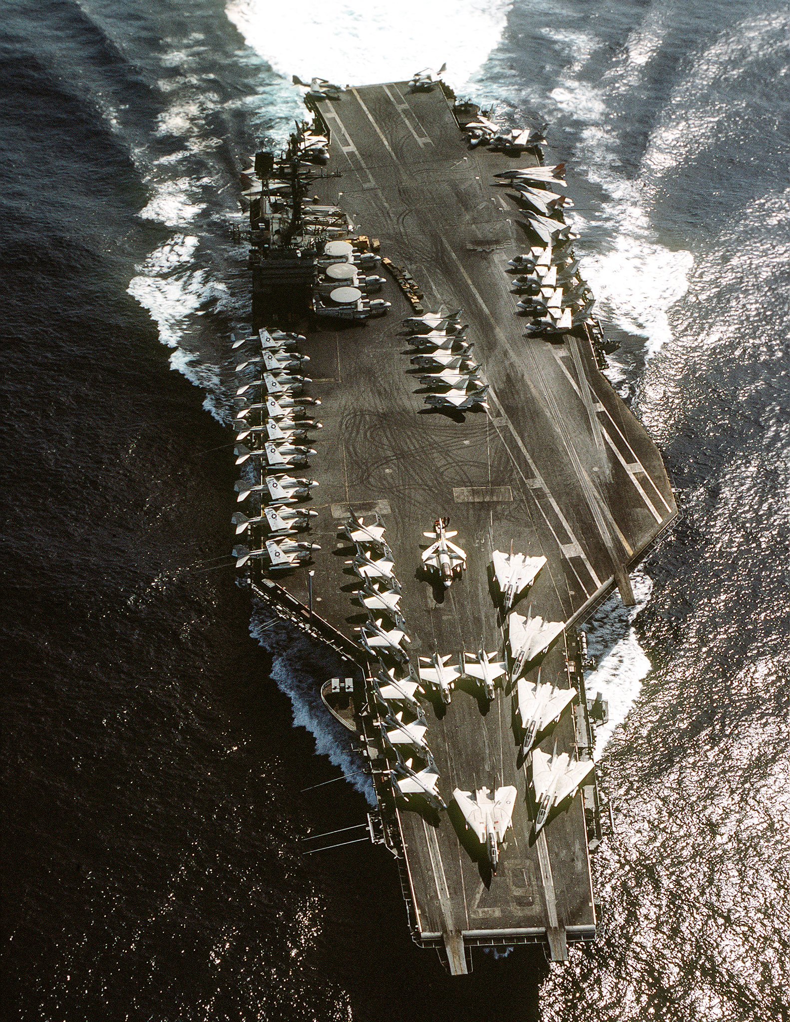 摆放整齐，格鲁曼统治甲板的时期，“小鹰”级“肯尼迪”号航空母舰（USS John