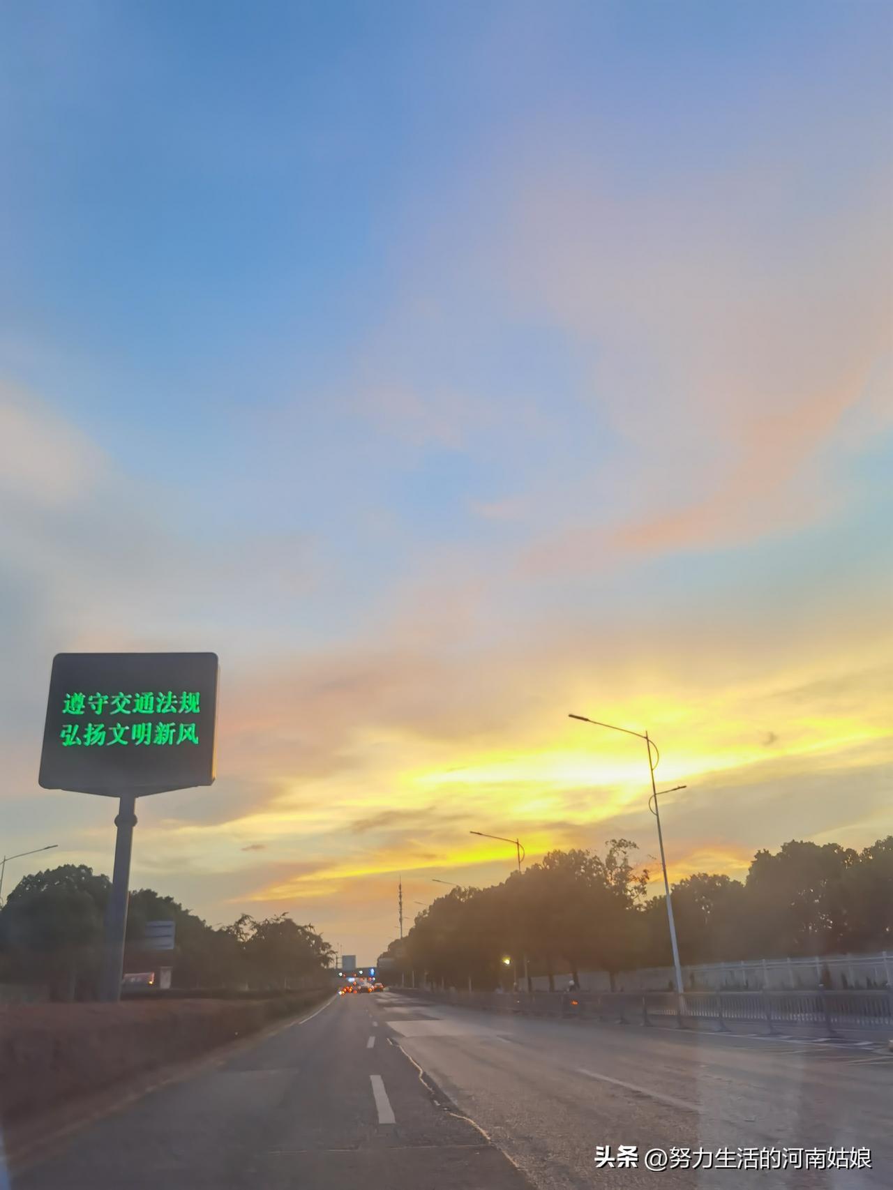 落日真的很懂浪漫，
明明下一秒就要落山，
还拼命把最后一点光撒下来，
给云朵镶了