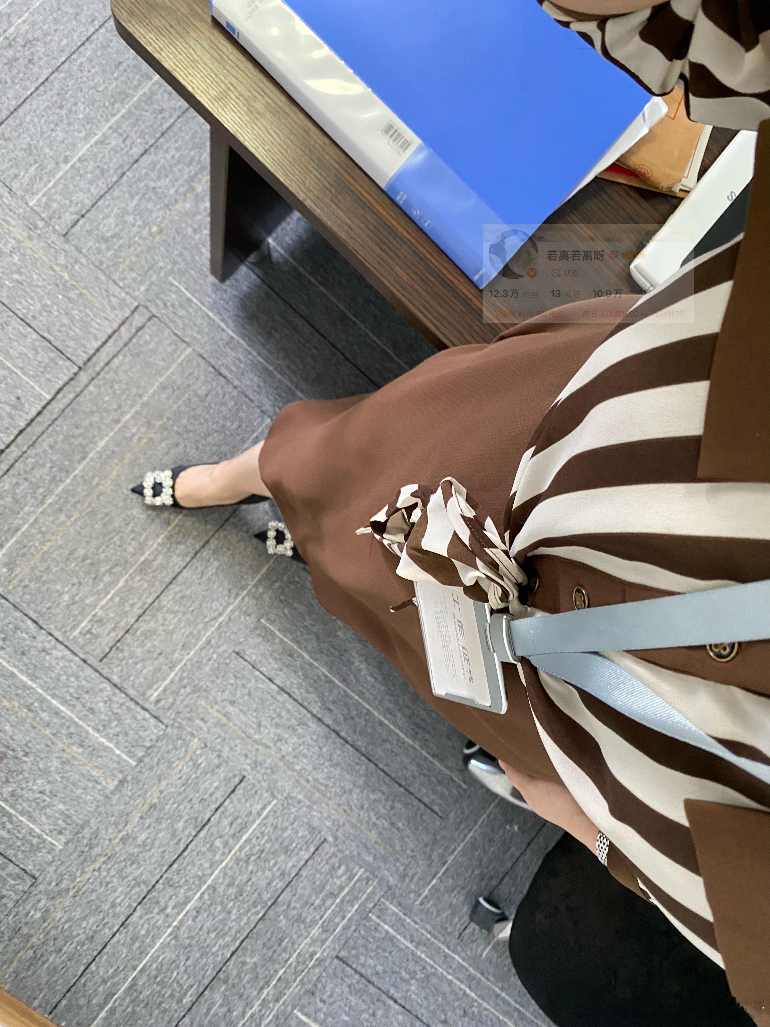 棕调通勤look棕系穿搭 长裙穿搭 条纹轻熟风穿搭  ​​​