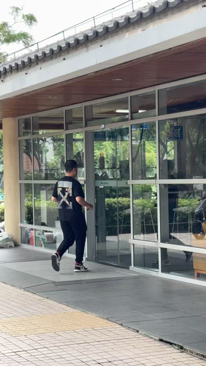 网友拍到我今天出现在华为总部。对，今天来学习一下。[馋嘴]  ​​​