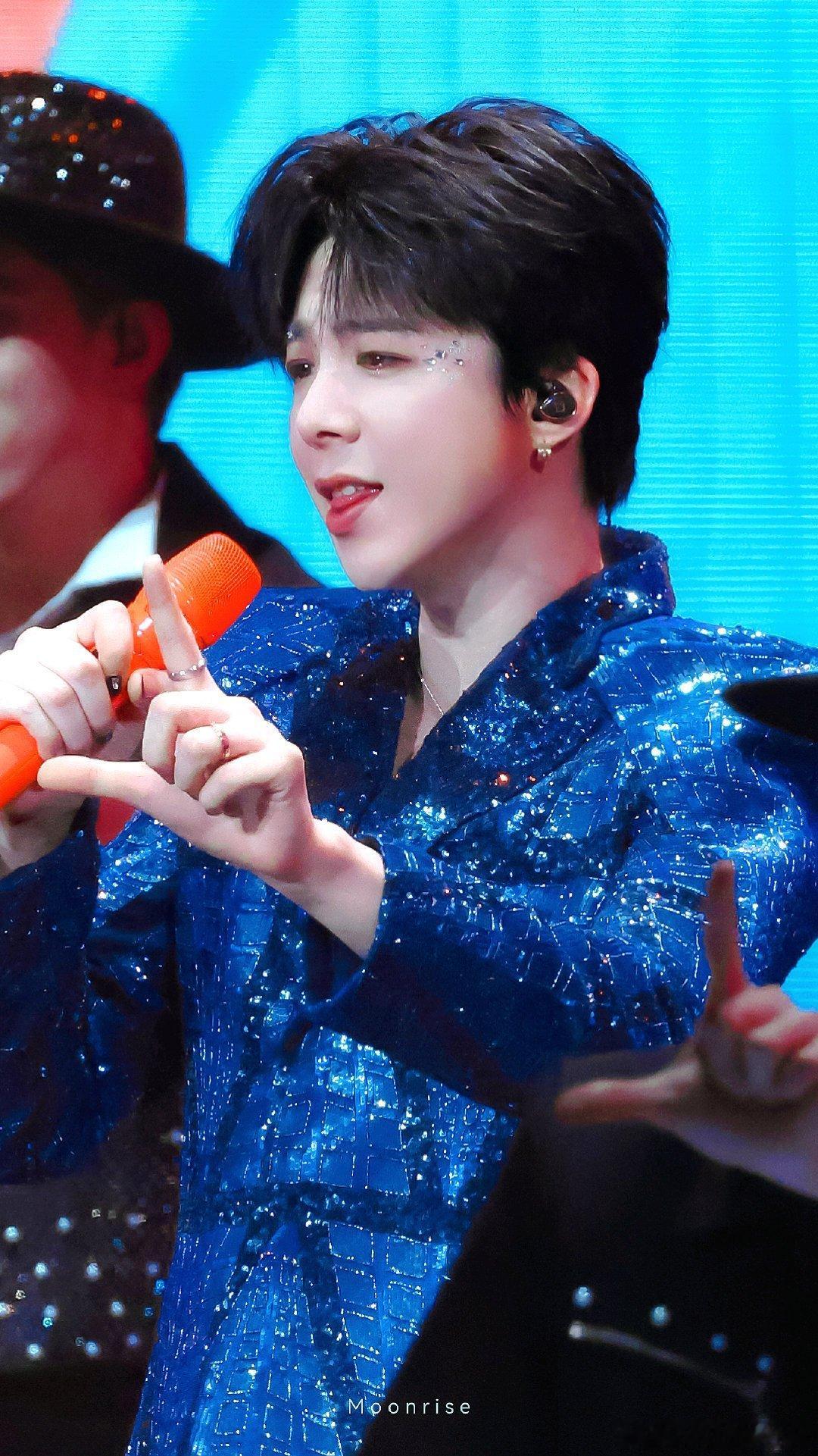 内蒙摩饭大棚来啦草原长风绕山河，宇宁歌声入我心奶酒醇香飘千里，不及宇宁一句曲内蒙