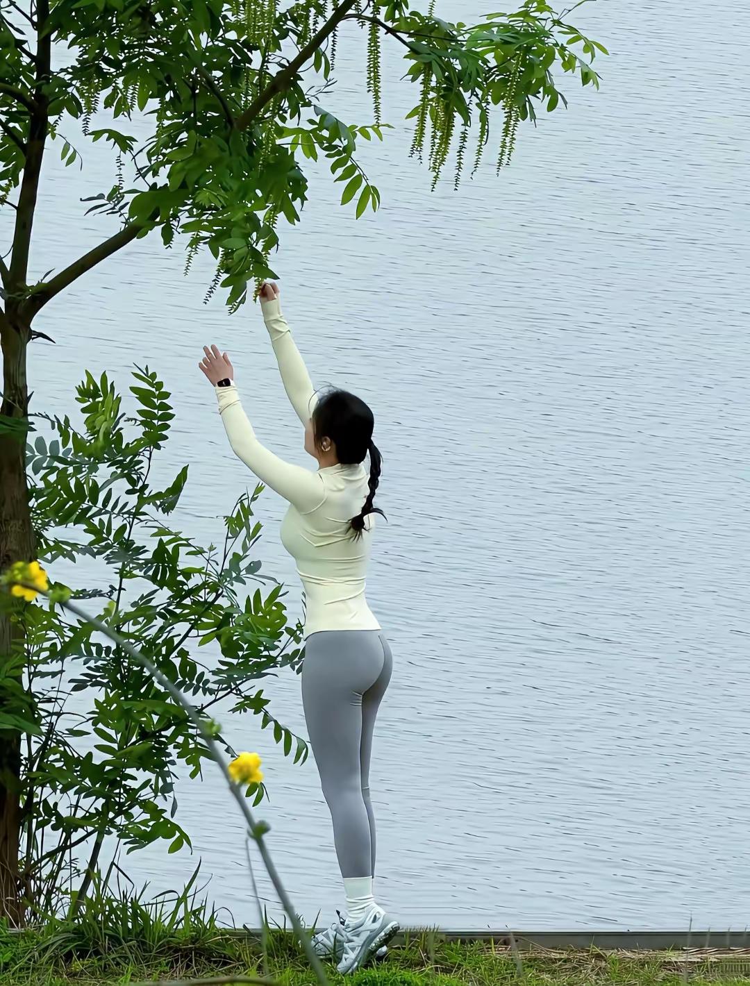 人走着走着就散了，这话太真实了。很多时候，不是距离远了，而是靠太近会疼。就像黑名