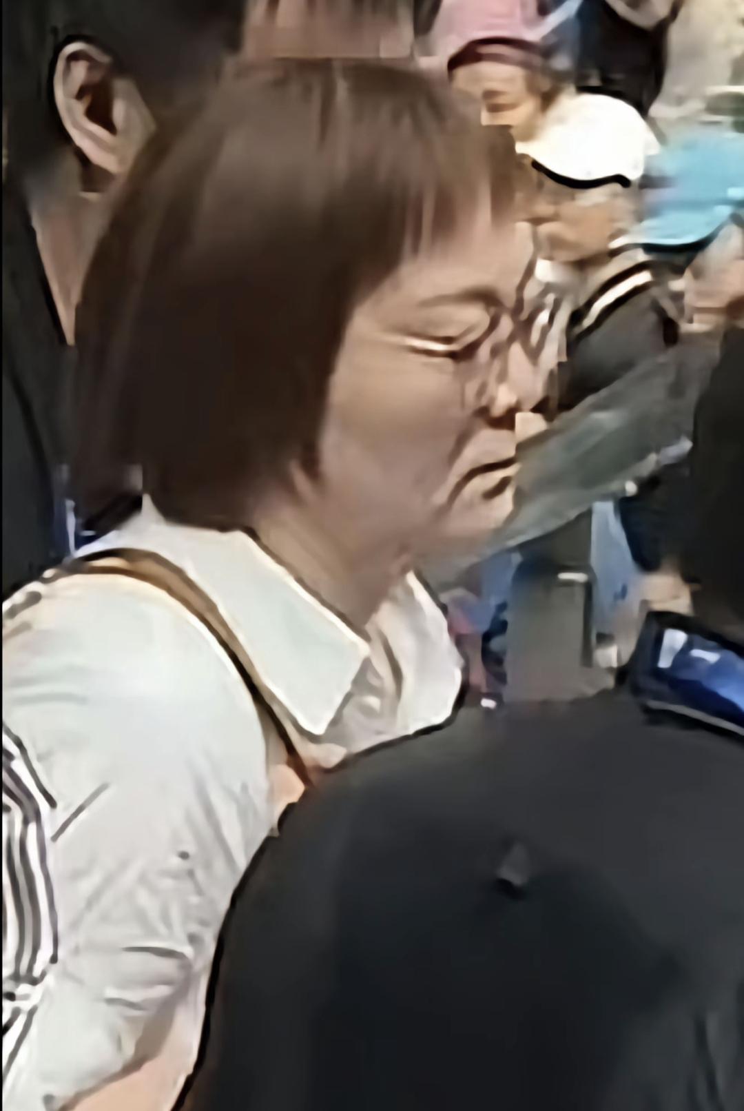 大闹网友大师赛的白衣女子身份曝光
并不是大伙说的谢女士的“师姐”
也不是什么外籍