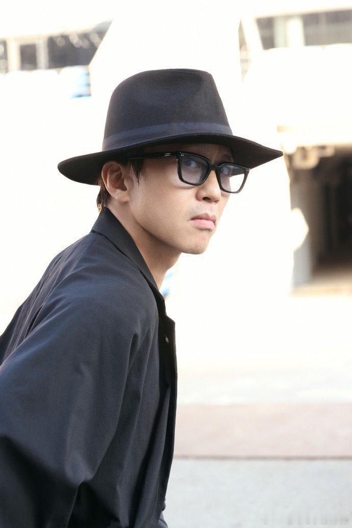 邓超唱歌名场面都这么多定制麦克风都安排上了啦，超哥这次玩大的咯！欠了这么多年的演