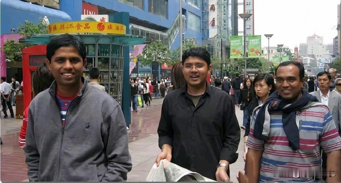 最近两件事上了热搜：一是印度游客嫌上海“土”，二是外企印度高管被曝“只用老乡”。