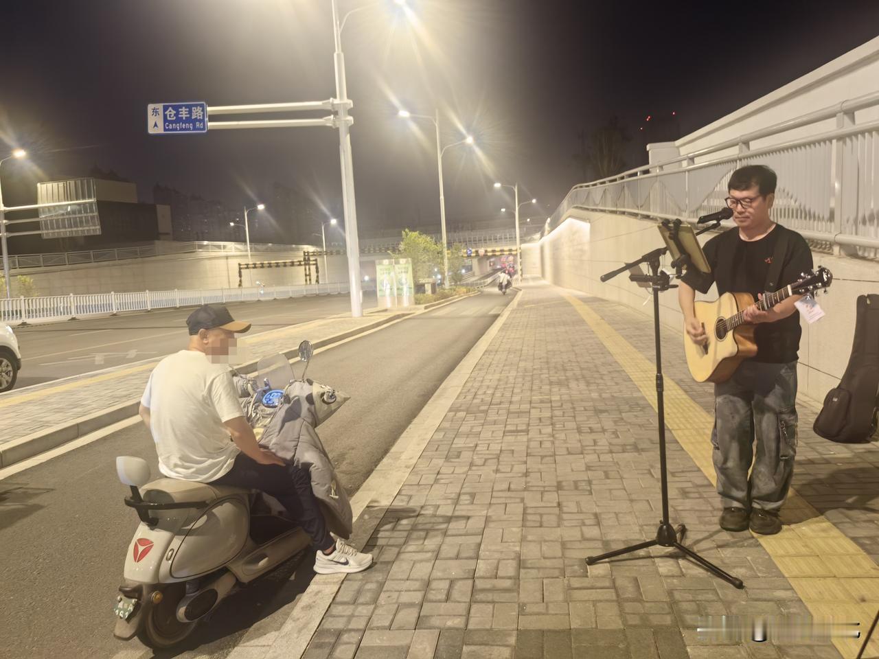 石家庄仓丰路的夜晚 一名歌手一位观众的街头演唱会】5月15日23时，在中华大街与