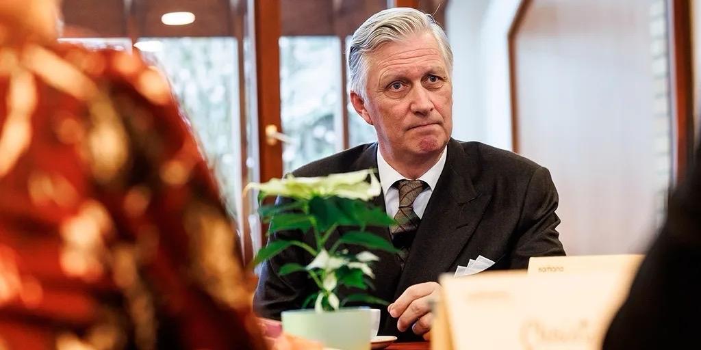 自2025年初起，比利时一伙诈骗犯精心策划实施诈骗活动，他们借助AI技术生成假视