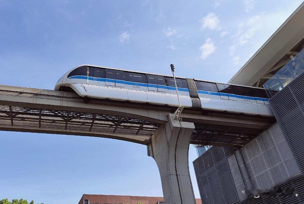 在芜湖看到单轨，有1号线和2号线，忽然觉得这样的轨道交通也不错，建设成本不高，对