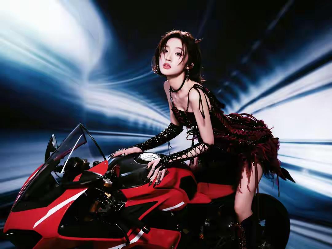 唐艺昕全新深蓝S07华为激光版上市