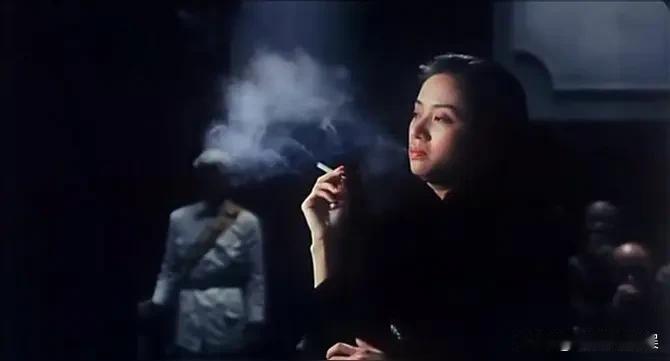 讲真不排斥女孩抽烟，很多女性朋友也抽
甚至自己也曾尝试，但是实在接受不了那个味道