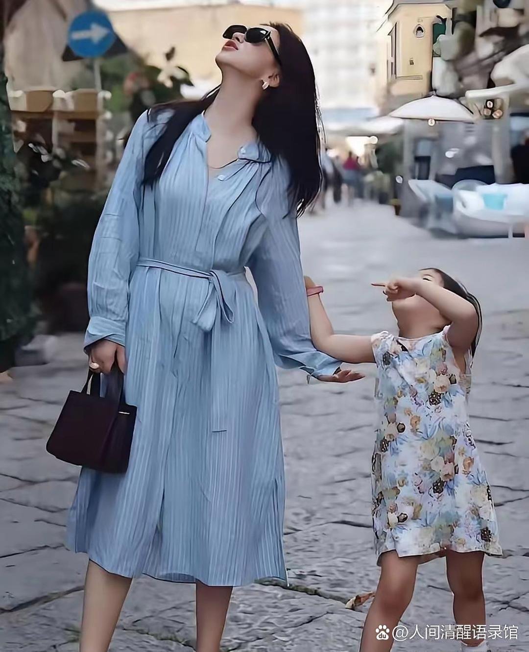 朱珠带女儿出去玩，被路人随手拍了。照片里她又美又有气质。 