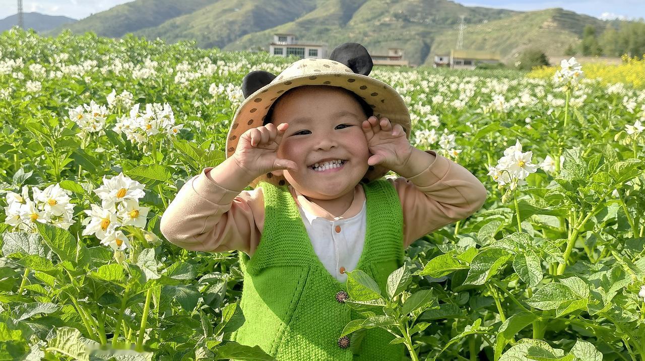 交换一张童心未泯照片在洋芋花里搞怪的萌娃！