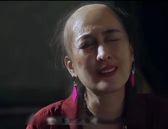 曾经是无数人念念不忘的白月光女神！
如今放下所有偶像包袱，豁出去扮起接地气的角色
