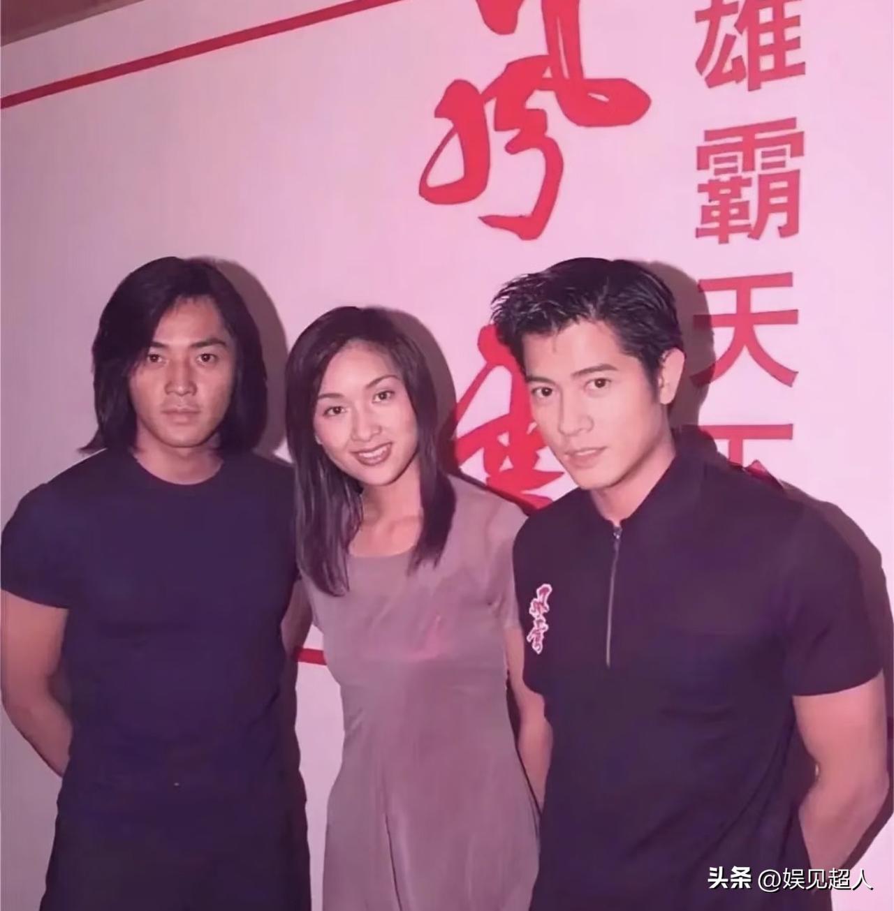无意间翻到1998年《风云雄霸天下》路演合影，瞬间被拉回90年代港星黄金时代！郑