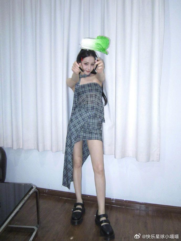 迪丽热巴格纹抹胸裙迪丽热巴一袭格纹抹胸裙，美成这样是可以的嘛。。。迪丽热巴格子不