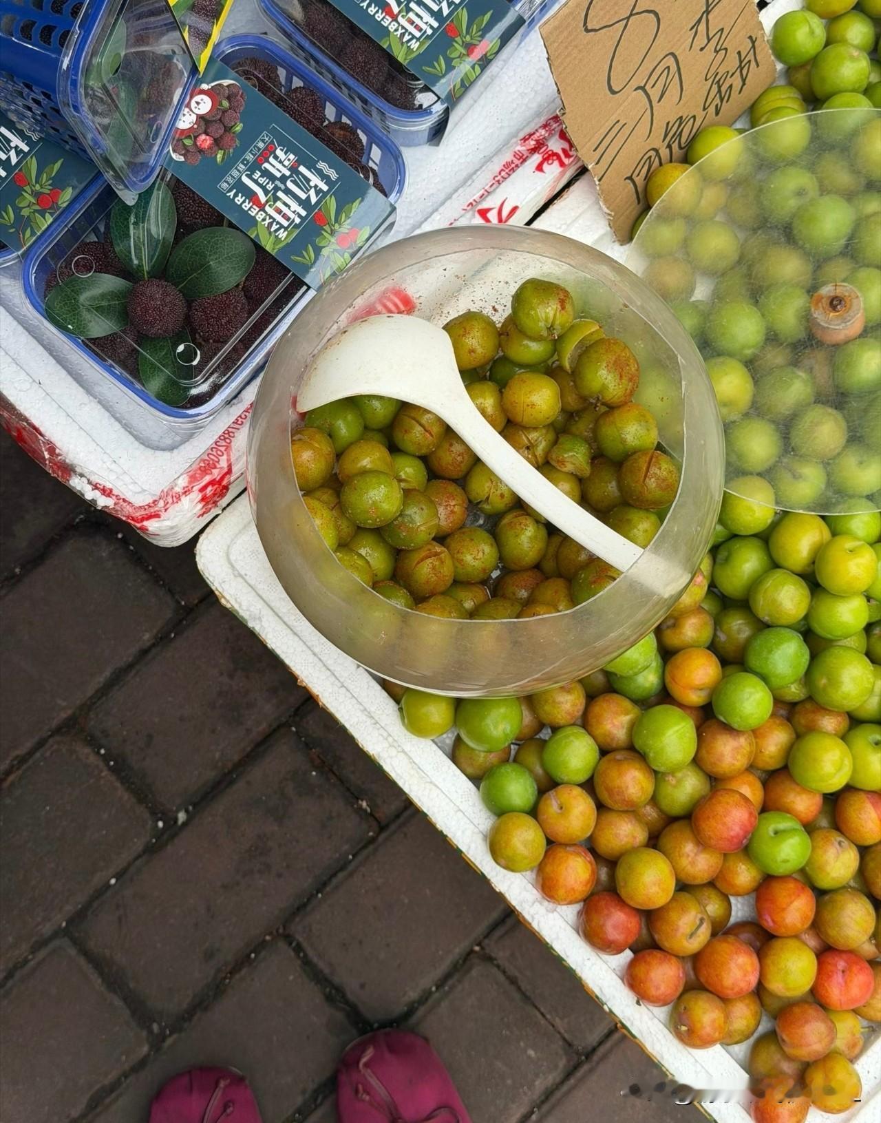 二十几度的天气在江边吹着江风
配上广西限定的李果，这一个舒坦啊！