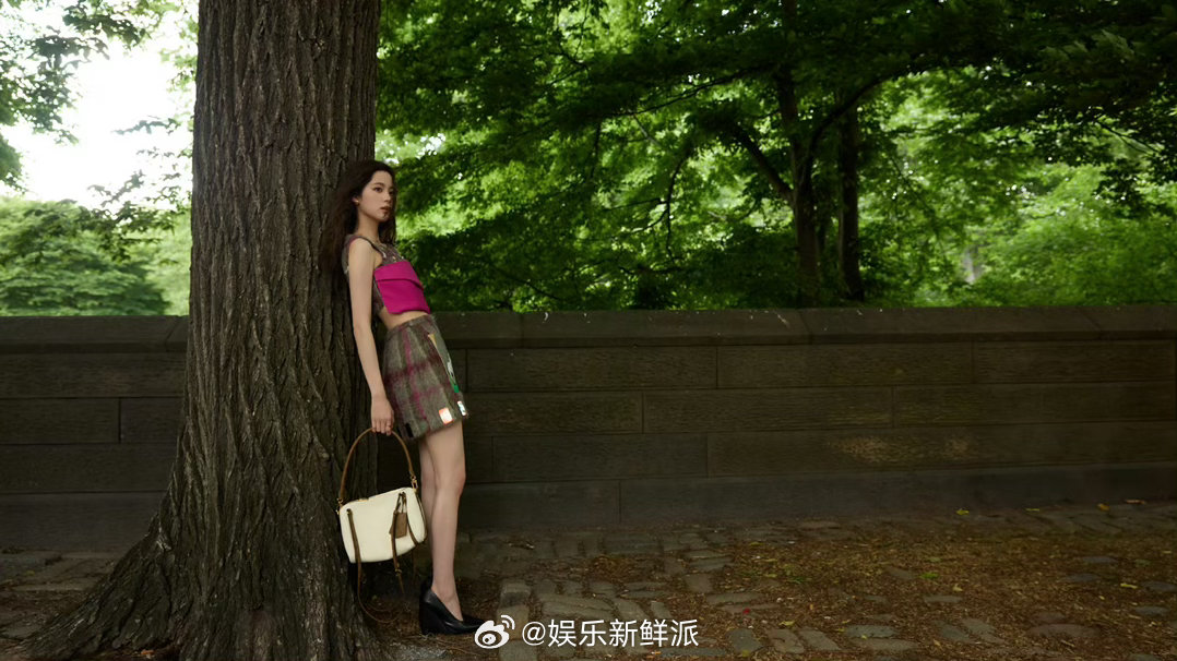 派酱安利 欧阳娜娜LV大秀G社生图活泼可爱的少女气息溢出屏幕啊！撞色搭配显得俏皮