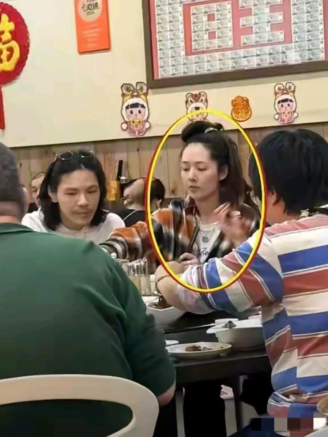 哇塞，素颜出镜的郭碧婷几乎认不出来啦！

画面中的郭碧婷长发随意挽起，皮肤发暗，