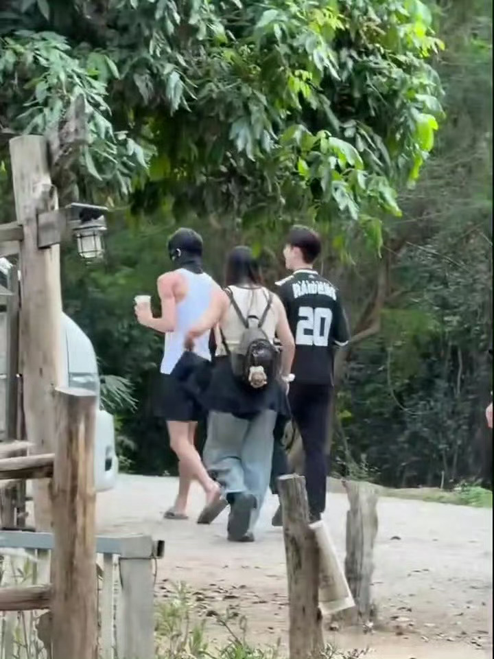 有网友在清迈偶遇可宋威龙和张逸杰 威龙这个大宽肩、、 