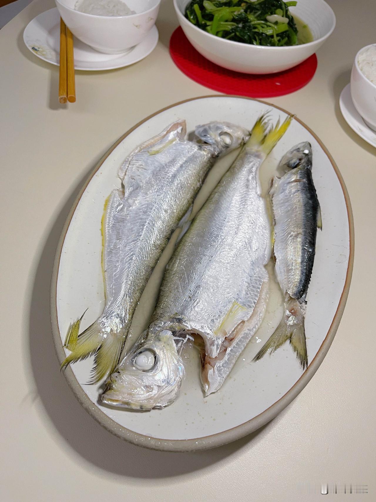 十块钱的快乐，盘里三条鱼一共10元，把我美得忘记了今天36°C的高温。鱼撒盐，盘