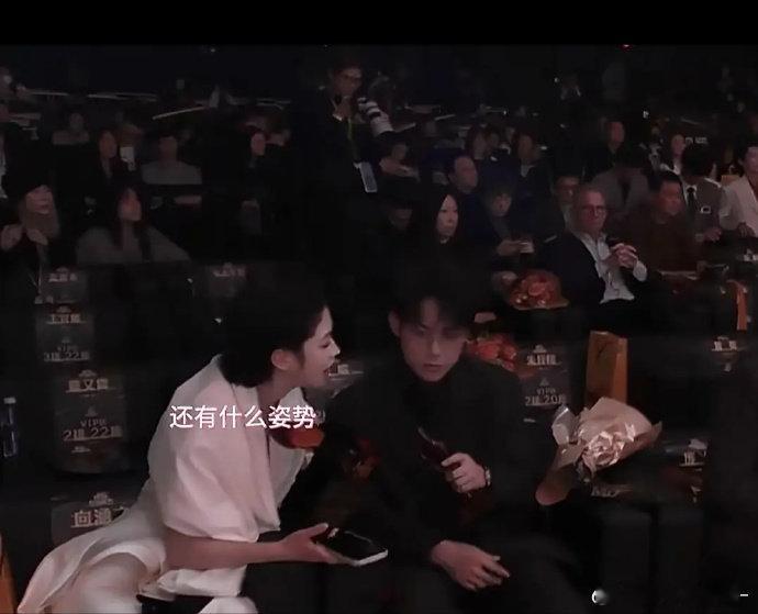 向涵之，你清醒一点吧，肢体语言不会骗人的，你都快靠周奇身上了，他隔你那么远，别太