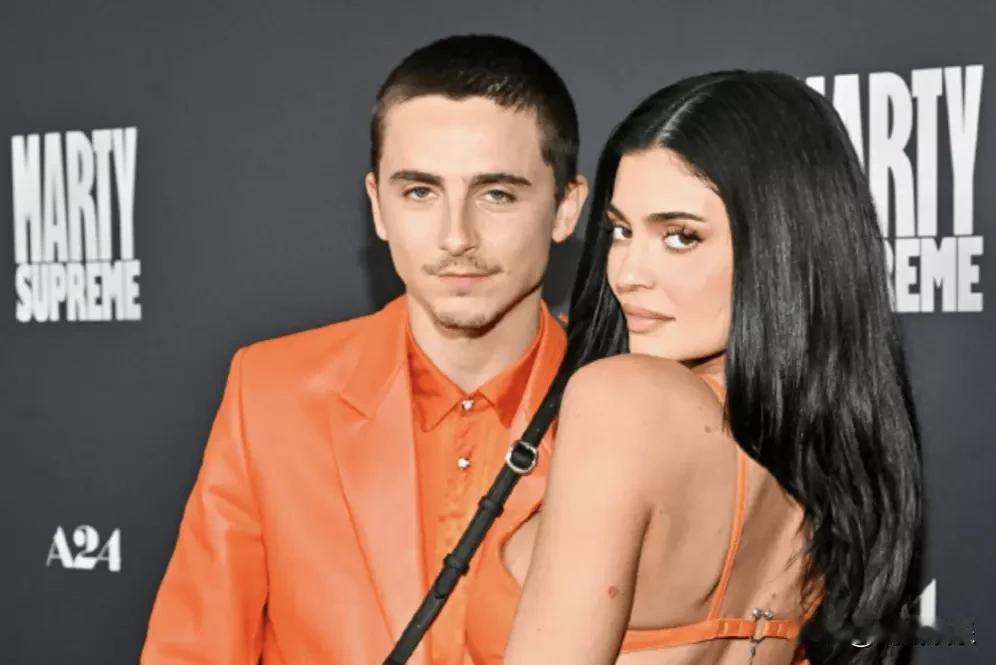 【甜茶金小妹橙装杀疯了！首映礼搂腰秀恩爱，网友：年度情侣锁死！】
 
甜茶和金小