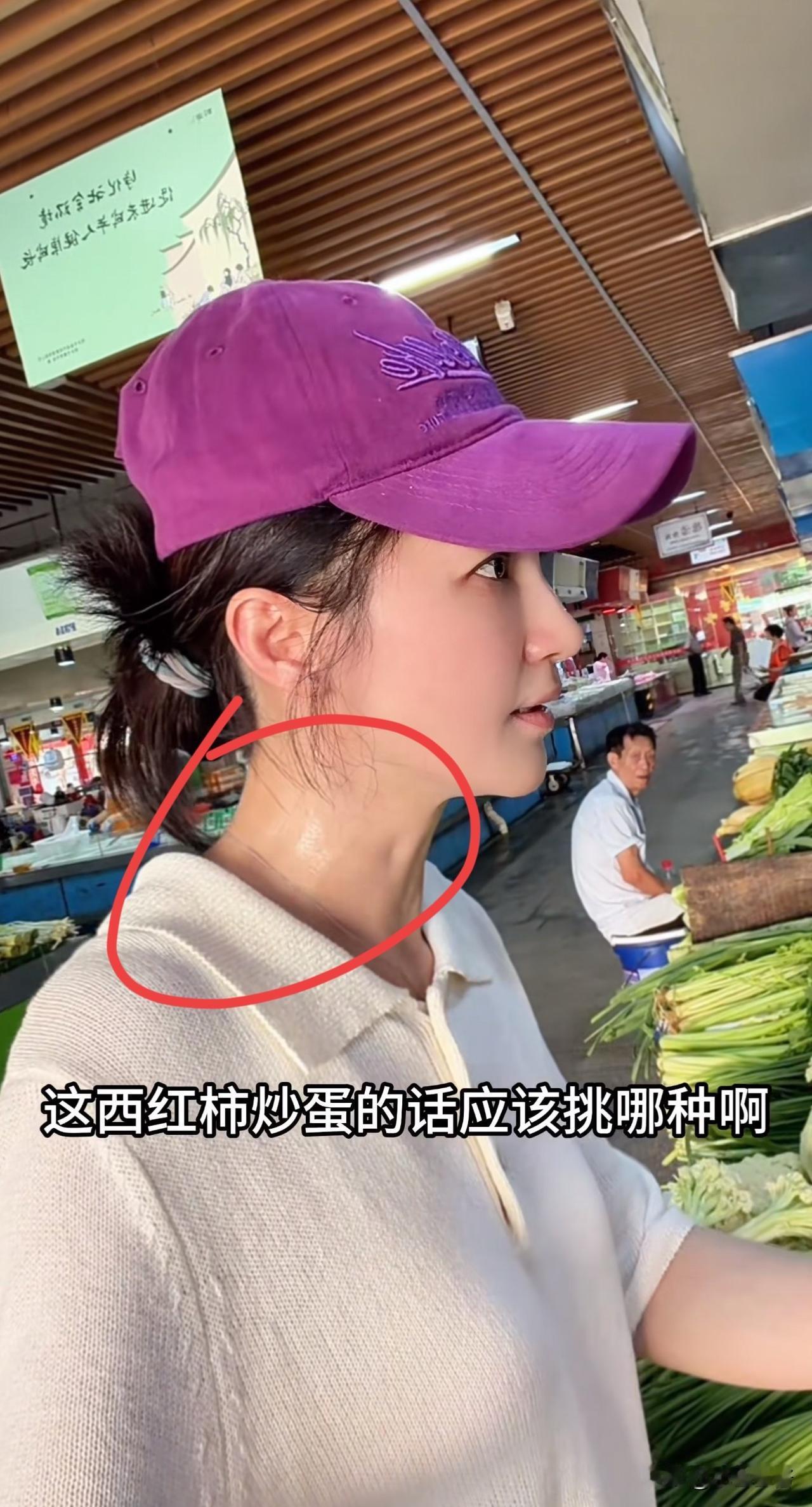 姚笛，引发热议。

8月7日，44岁的姚笛，冲上热搜，最新的视频中，她穿着毛衣去
