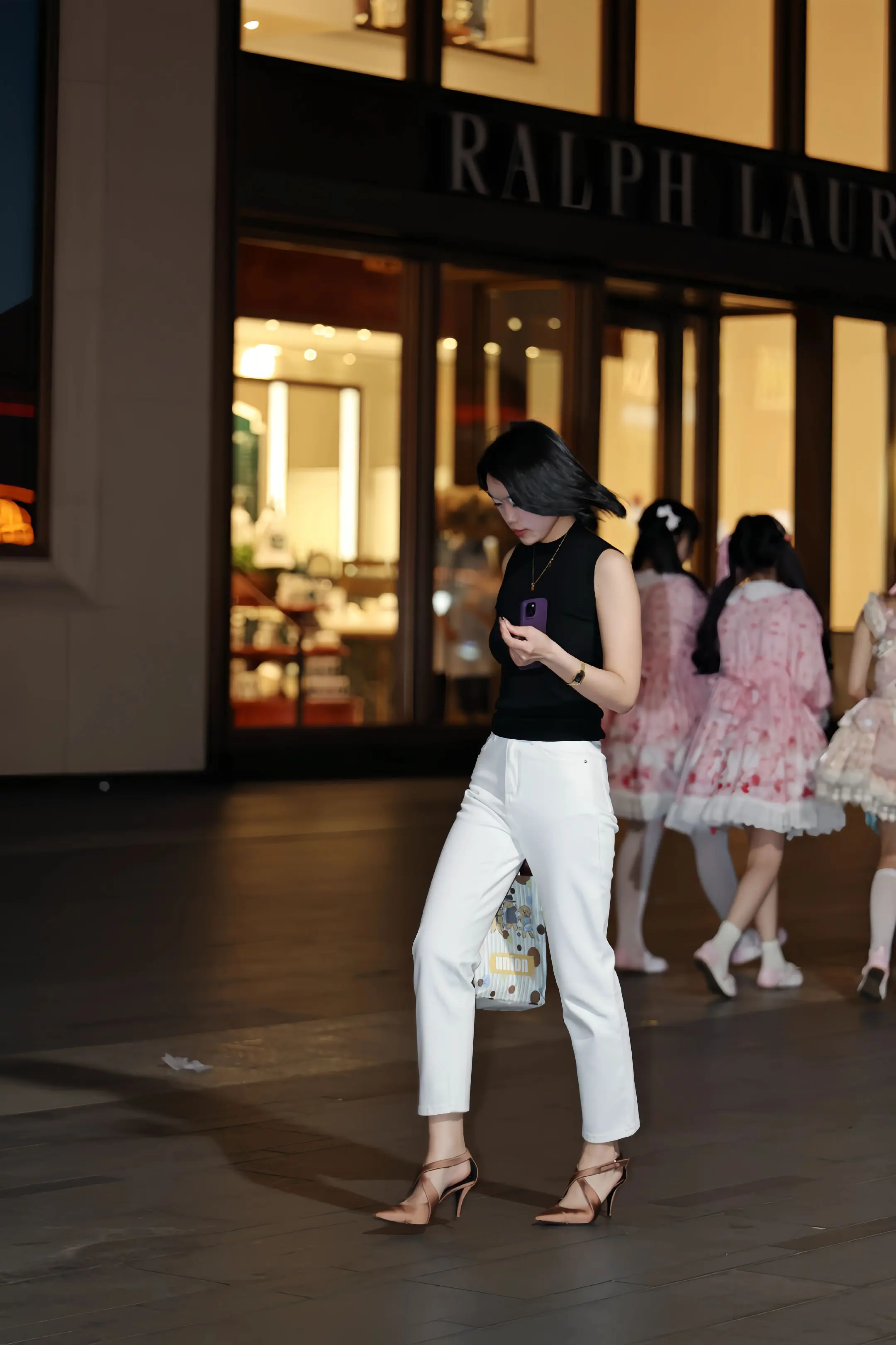 夜晚的街头，黑与白的碰撞，穿出不费。