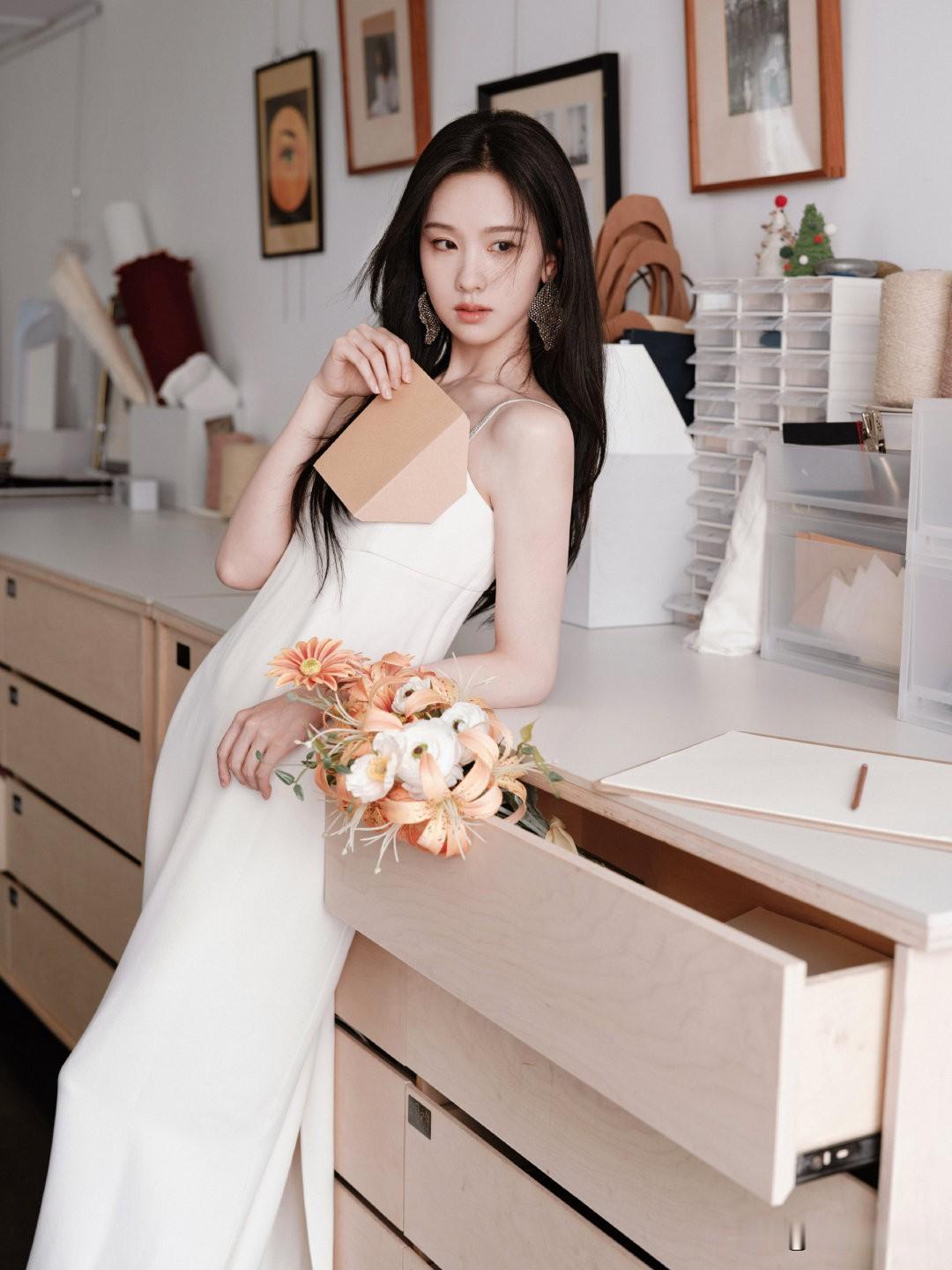 优雅白裙与花艺的完美结合，静谧的办公空间，尽显女性魅力。