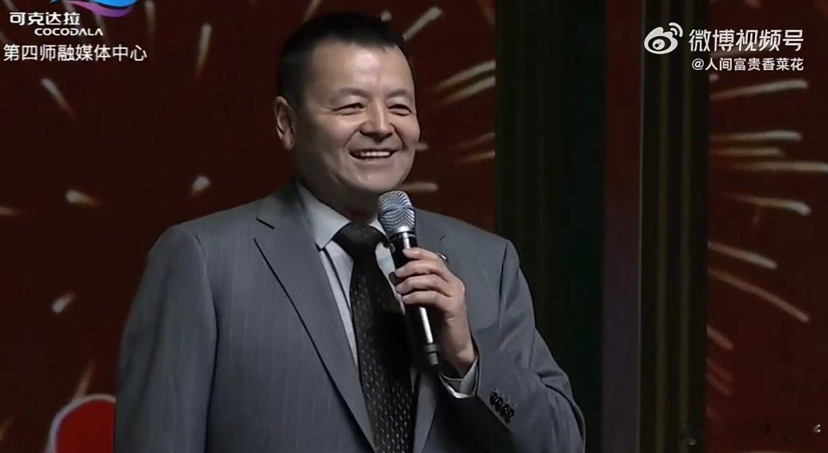 迪丽热巴父亲参加可克达拉春晚 春晚舞台上的惊喜嘉宾！迪爸爸唱功扎实台风稳健，每一