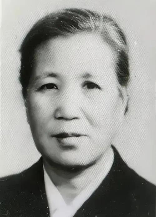 1929年，丁惟尊叛变，与叛徒王复元商议要去高密抓地下党，妻子傅玉真大惊，当即向