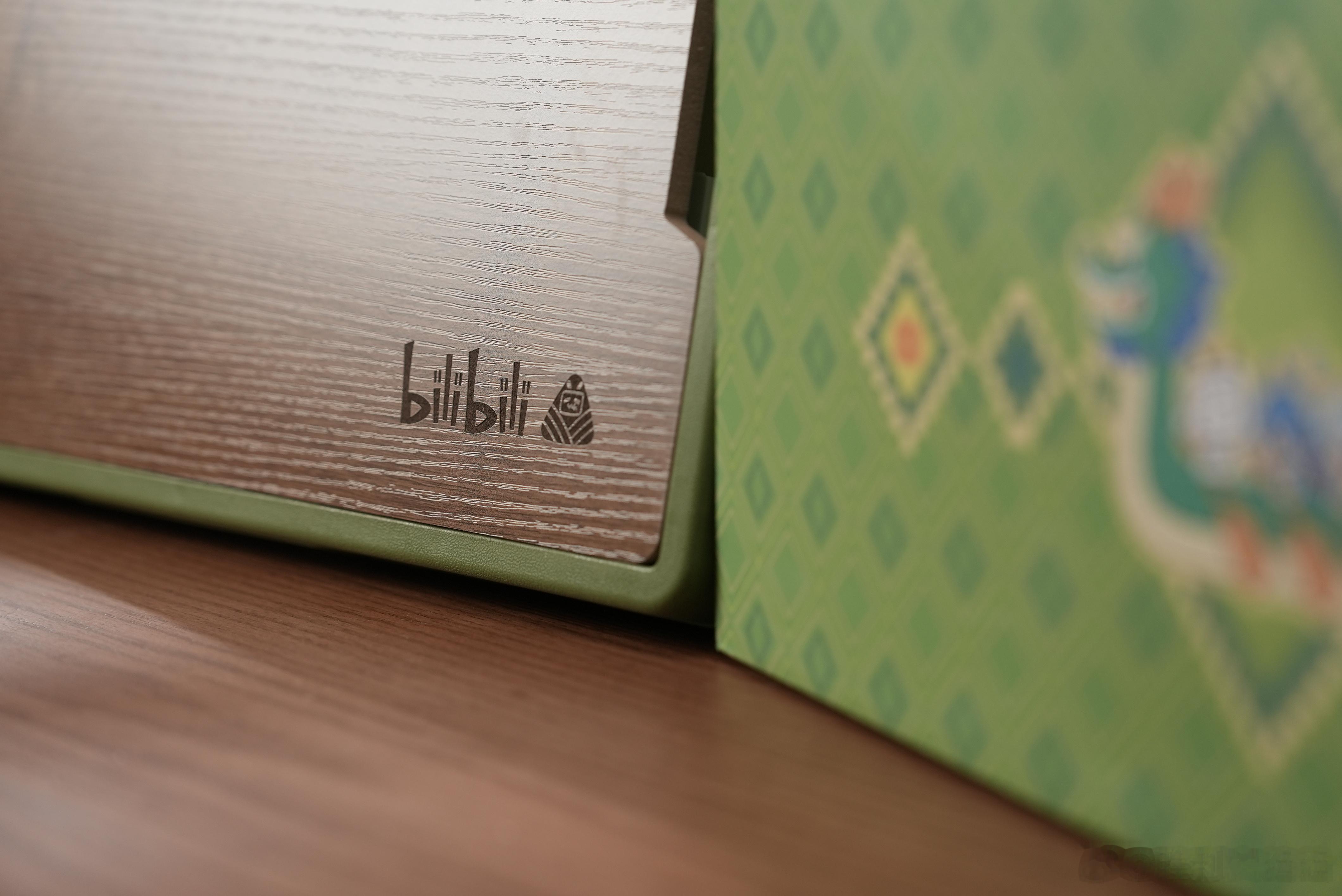 感谢bilibili寄来的端午礼盒，里面有露营箱、防潮垫、小风筝、小马扎和甜咸粽