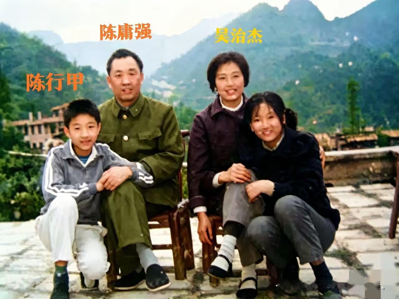 陈行甲之父是个军人？组织纪律性强，传给了小陈。小陈长大为官，正直无私无畏，得罪了