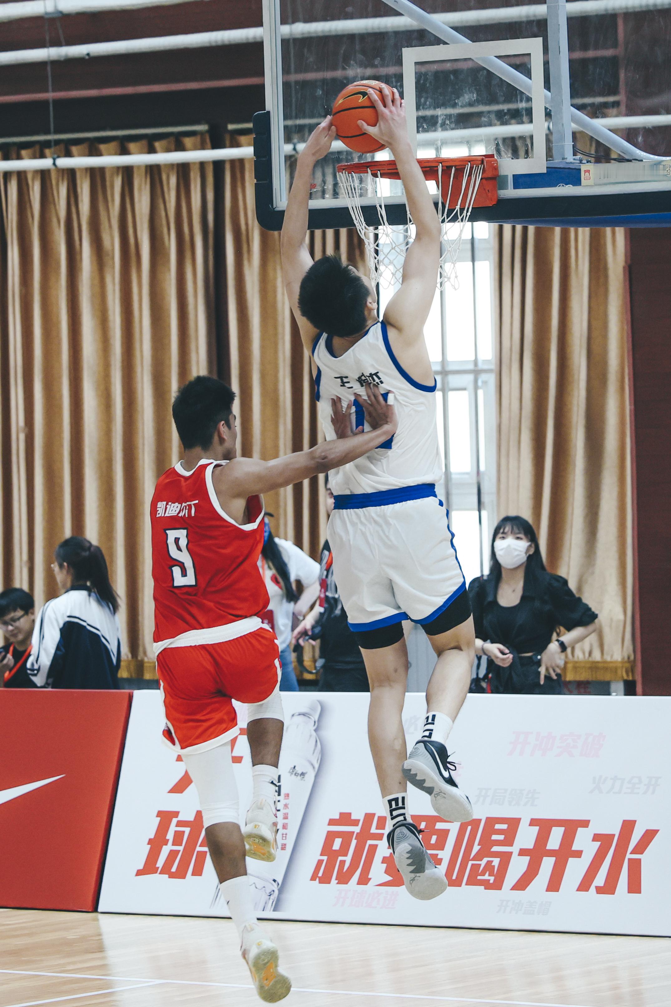 NCAA 我刚刚从波特兰开车抵达西雅图，明天要去现场督战一场对我而言意义非凡的比