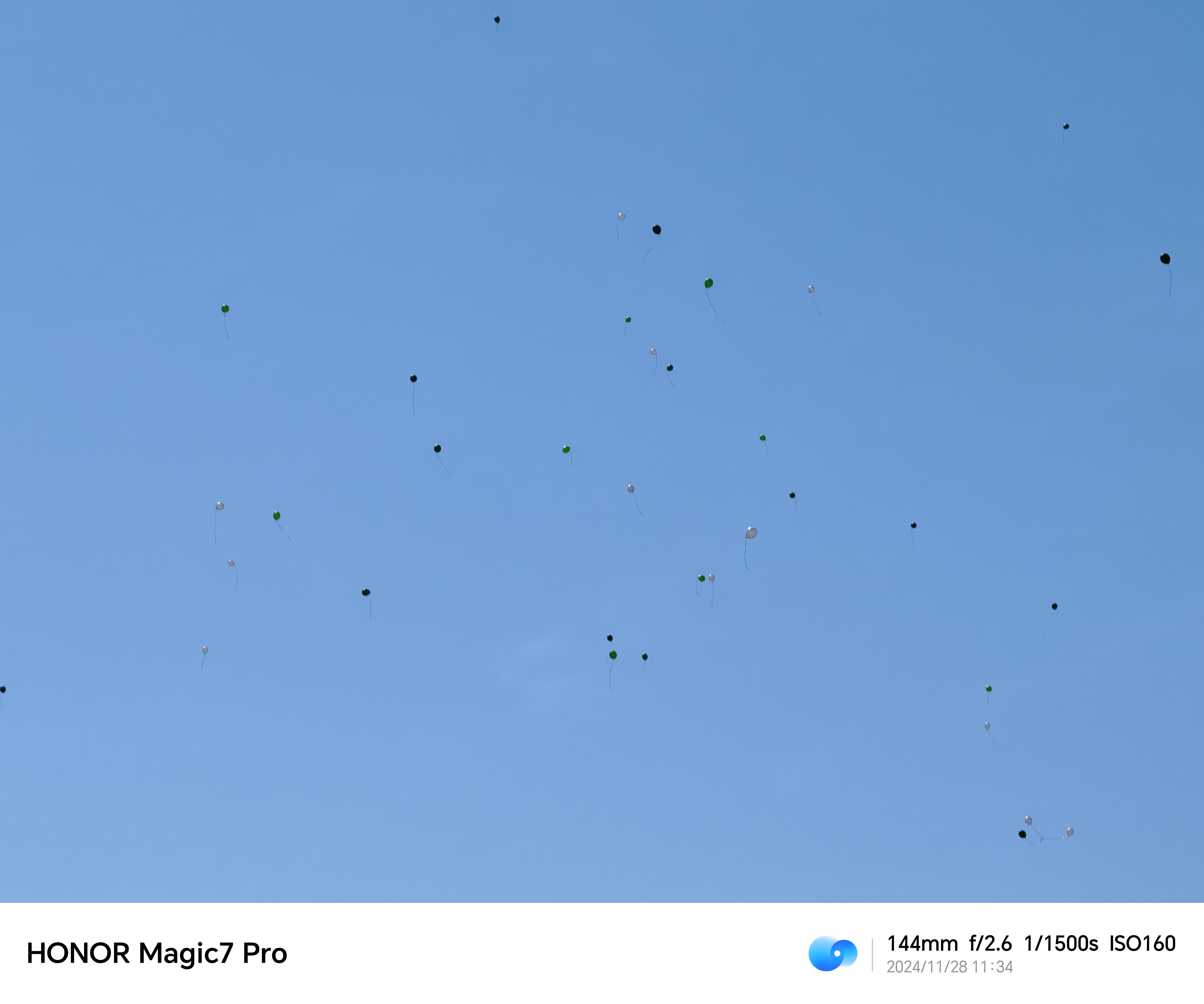 一抬头，窗外一堆气球，荣耀Magic 7 Pro抓拍可以的，我还没开鹰眼抓拍[哆