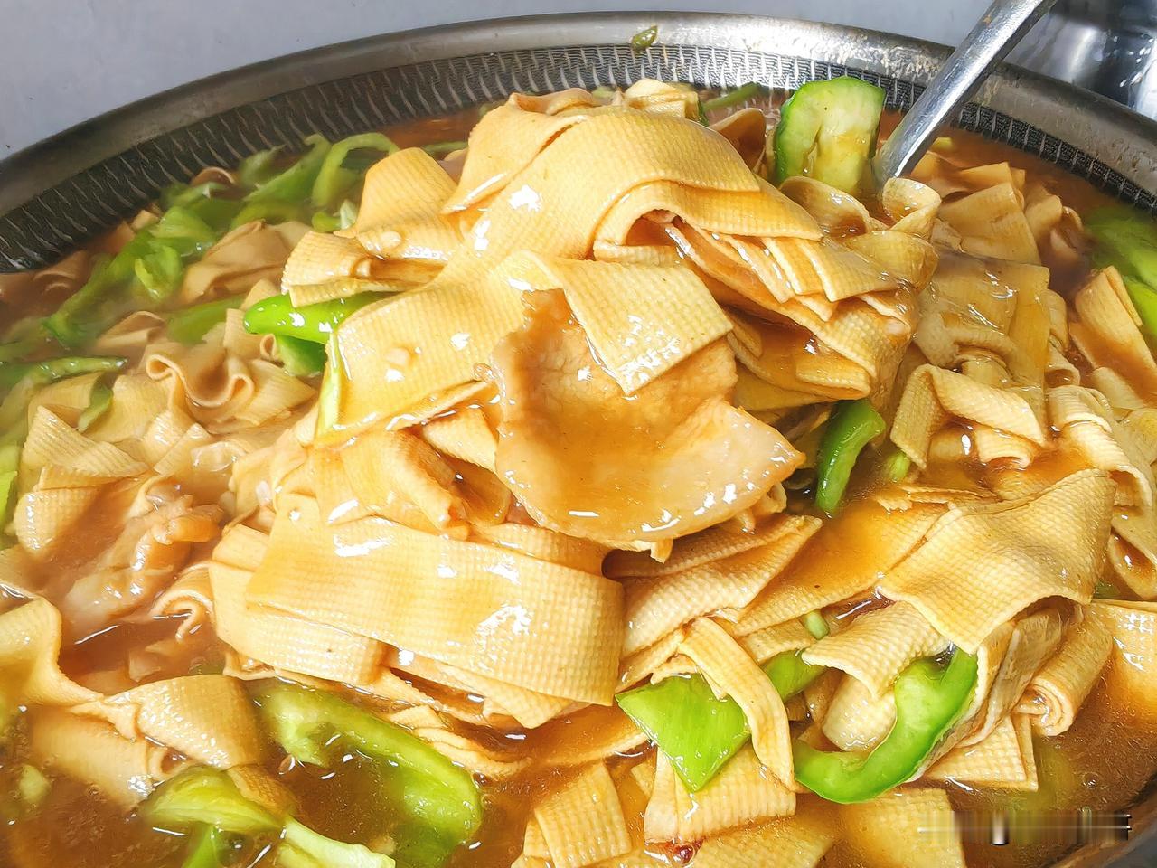 提到东北菜不能不说尖椒干豆腐，那种颤颤巍巍的感觉，简直太香了！也唯独东北才是这样