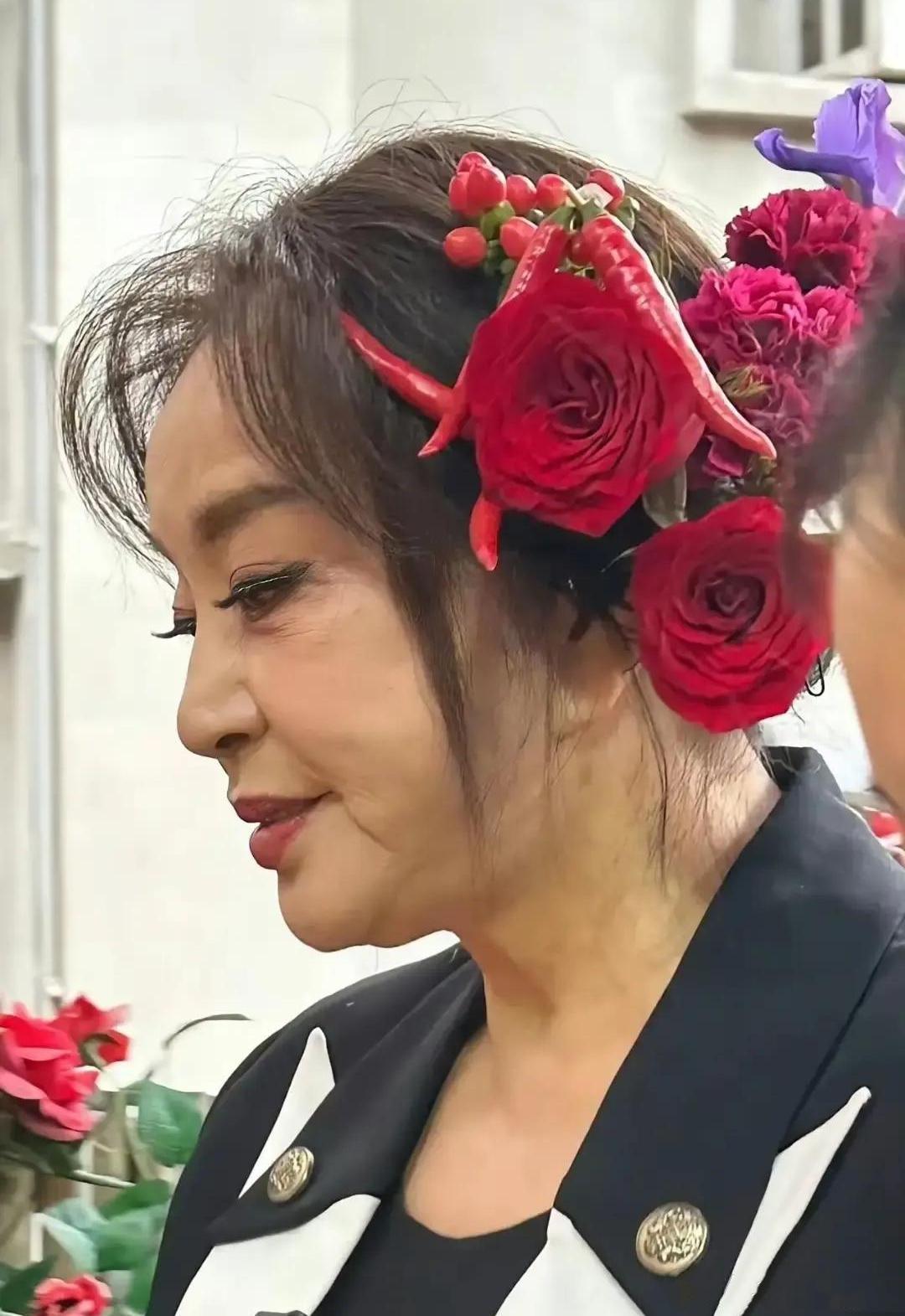 娱乐圈中还有比她更爱美的女星吗？

镜头中70多岁的刘晓庆鲜衣盛装，螓首蛾眉，云
