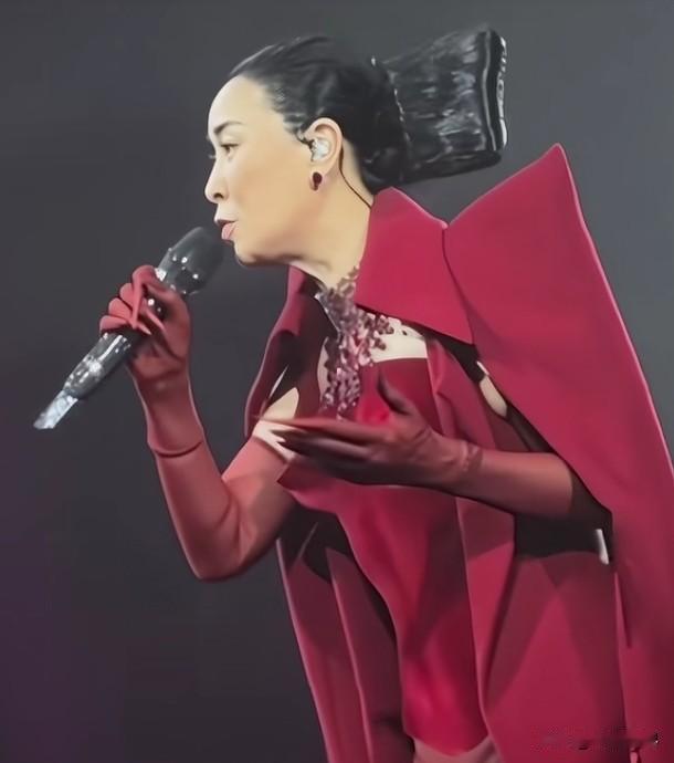 那英这辈子，不能着时尚装，只要一沾边，立马就炸锅。那英的气场本来强，性格里前置外