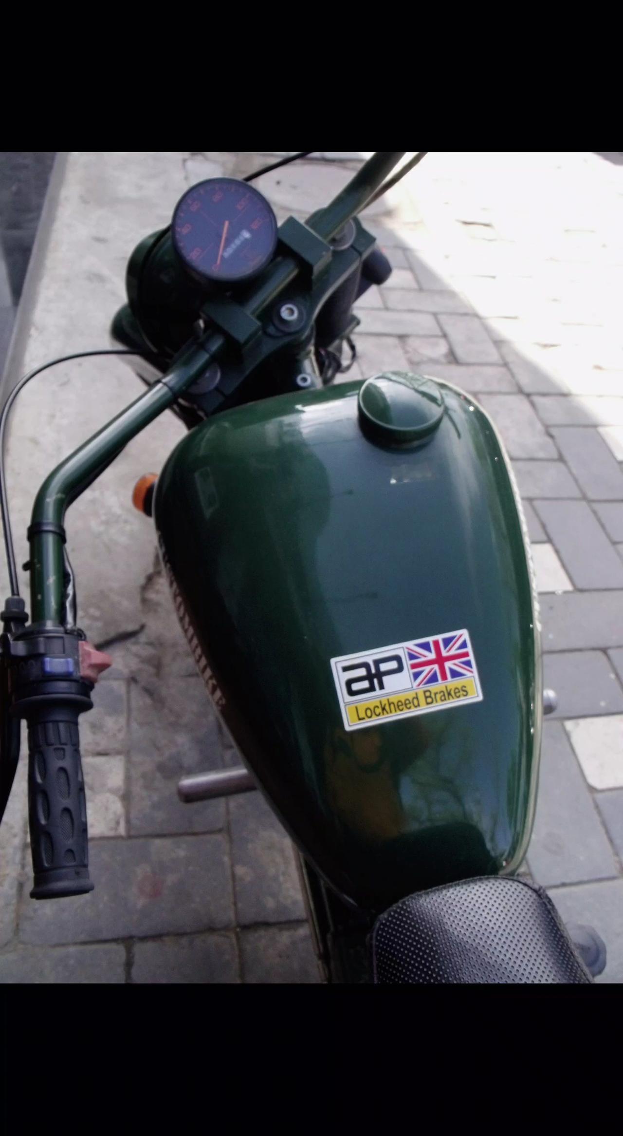 🛵军绿油箱藏着英伦梦，指针未动心已远🌍。自由是生锈的刹车，风才是唯一钥匙✨