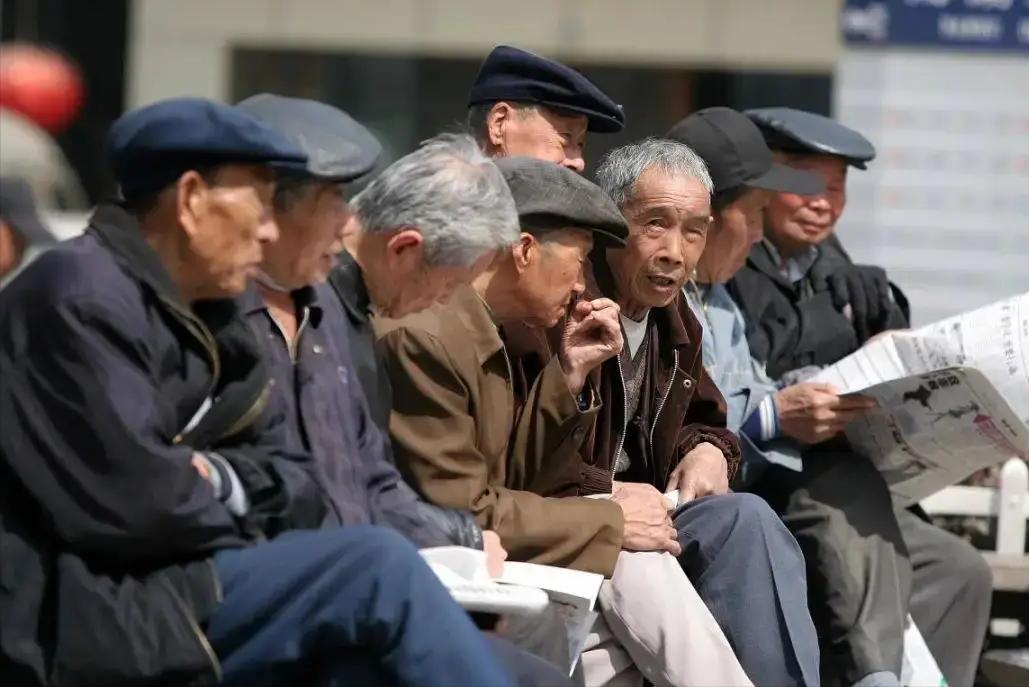 老张从脚手架上摔下来那天，包工头蹲在急诊室门口说了句：“你都63了，保险上不了，