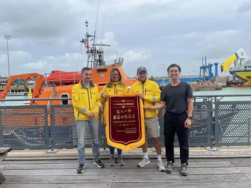 中国留学生在英国海边被暴涨的潮水困死在崖底，手机没信号、绝望到想录遗言，最后靠相