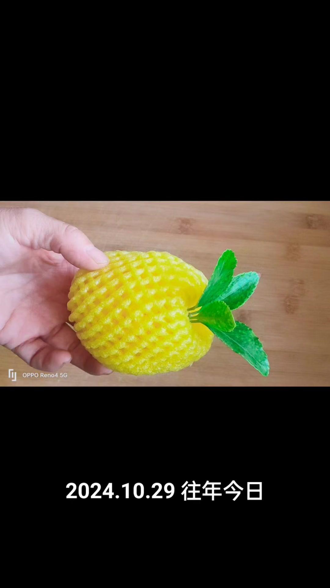 今天翻到去年做手工的照片，想起当时和家人一起围坐桌边的场景，剪刀、胶水、彩纸在手