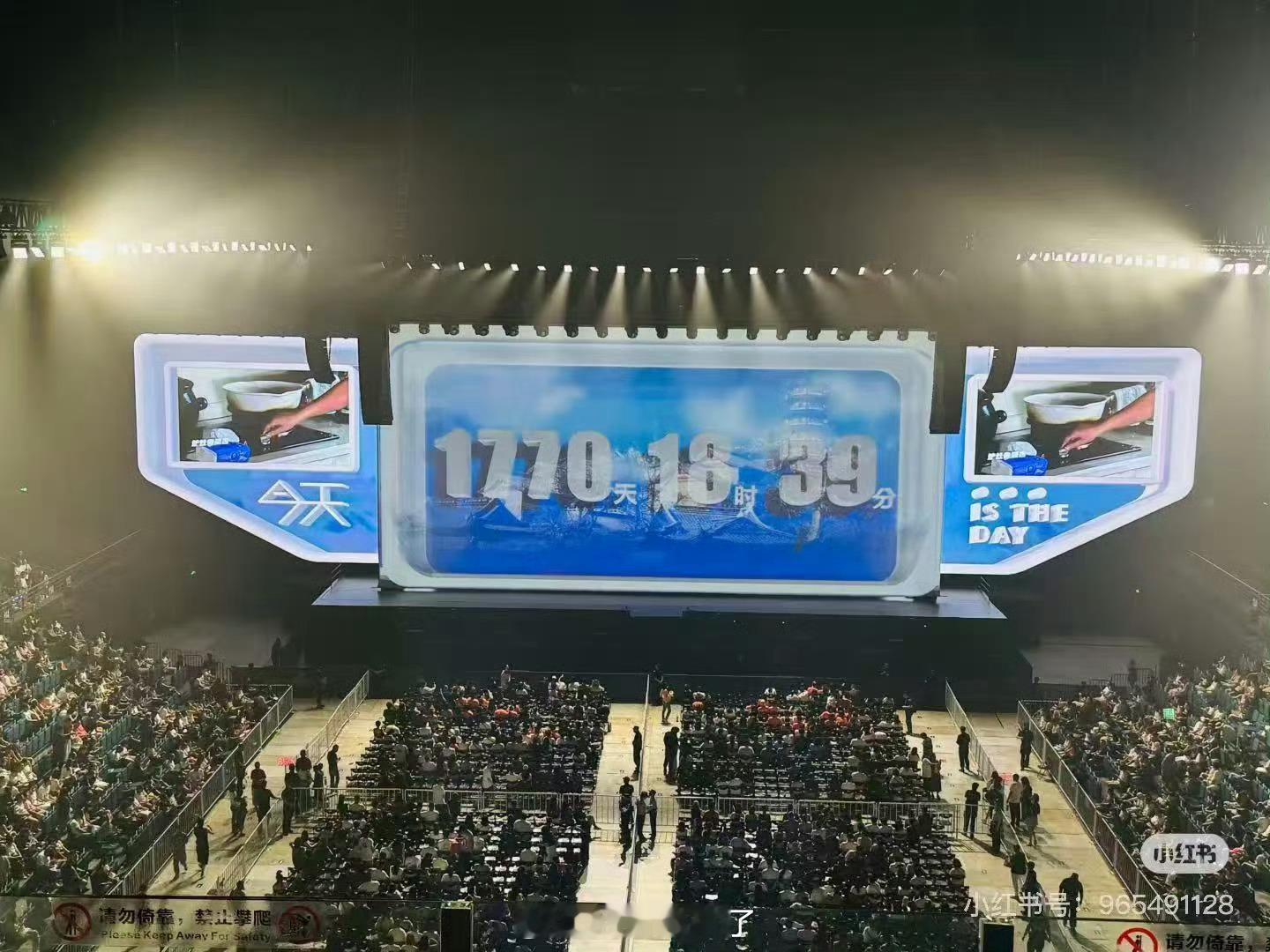 侯明昊演唱会舞美被指抄袭檀健次两个人都很优秀但目前确实没看出抄袭，主创团队的公式