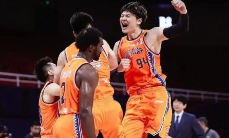 客观分析，CBA下赛季四强球队概率。1、上海久事——概率90%毫无疑问，作为卫冕