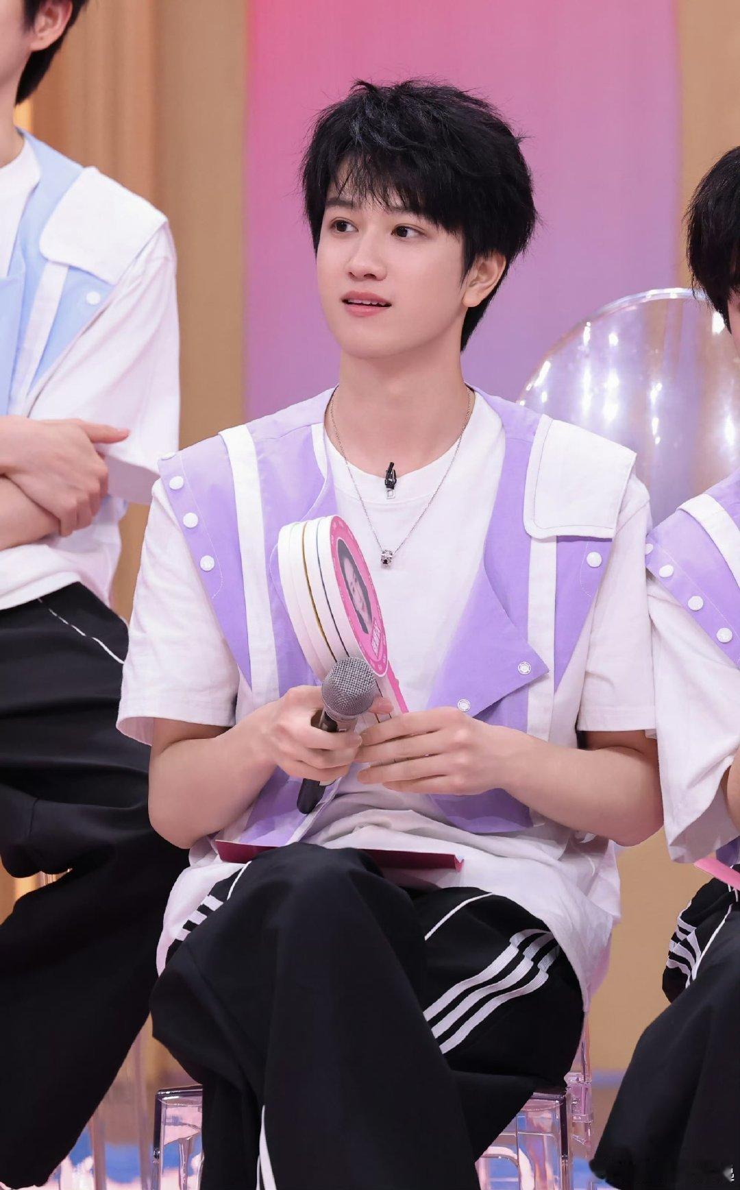 杨迪丁程鑫敖子逸对你讲手势舞 杨迪丁程鑫敖子逸hi6拍立得治愈又欢乐的手势舞，同