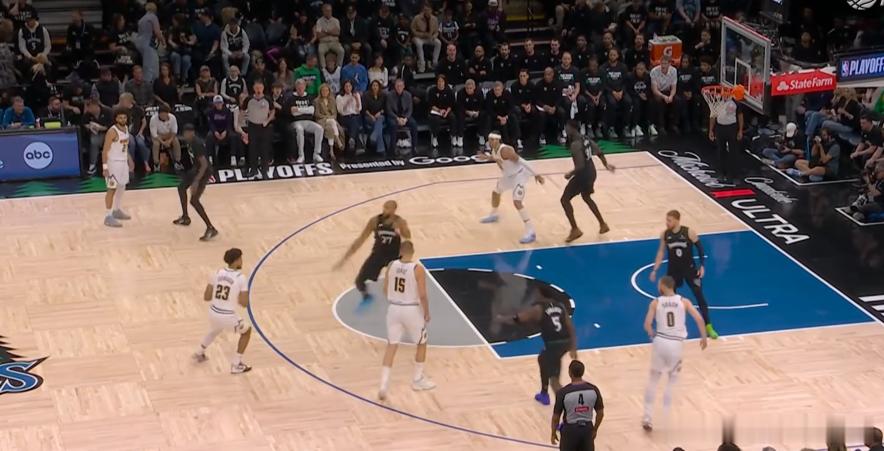 图1 卡约没投，我不太理解图2 图3穆雷没看到卡约，也没有给约基奇回球，最后强投