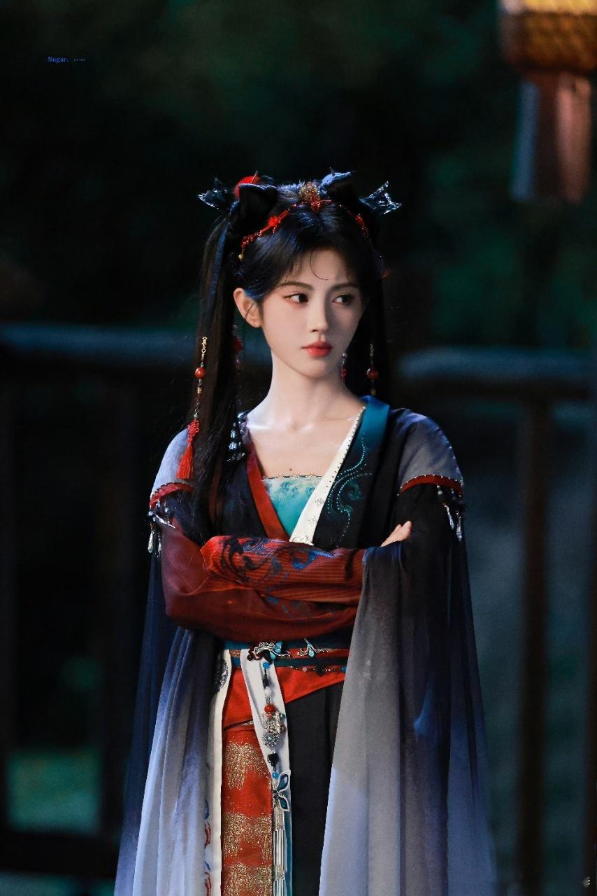 鞠婧祎星光大赏单人海报鞠婧祎星光大赏现场见 看鞠婧祎这身秋冬定制系列的裙子，真是