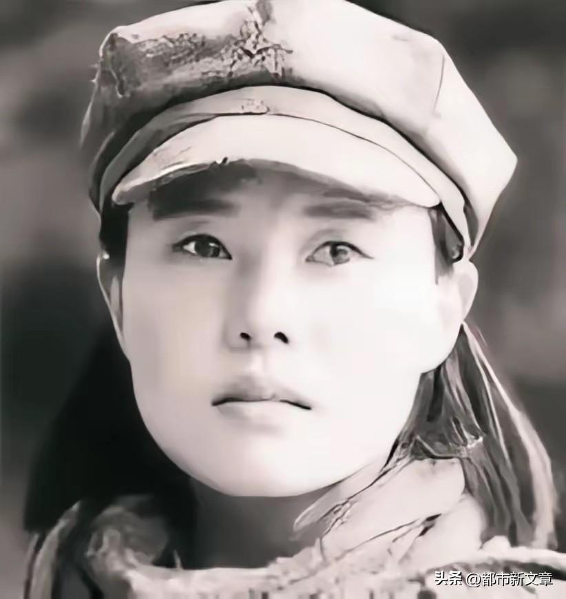 1937年，15岁女红军被敌人抓住，正要被砍头时，一名敌军官走过来，摸摸她的脸：