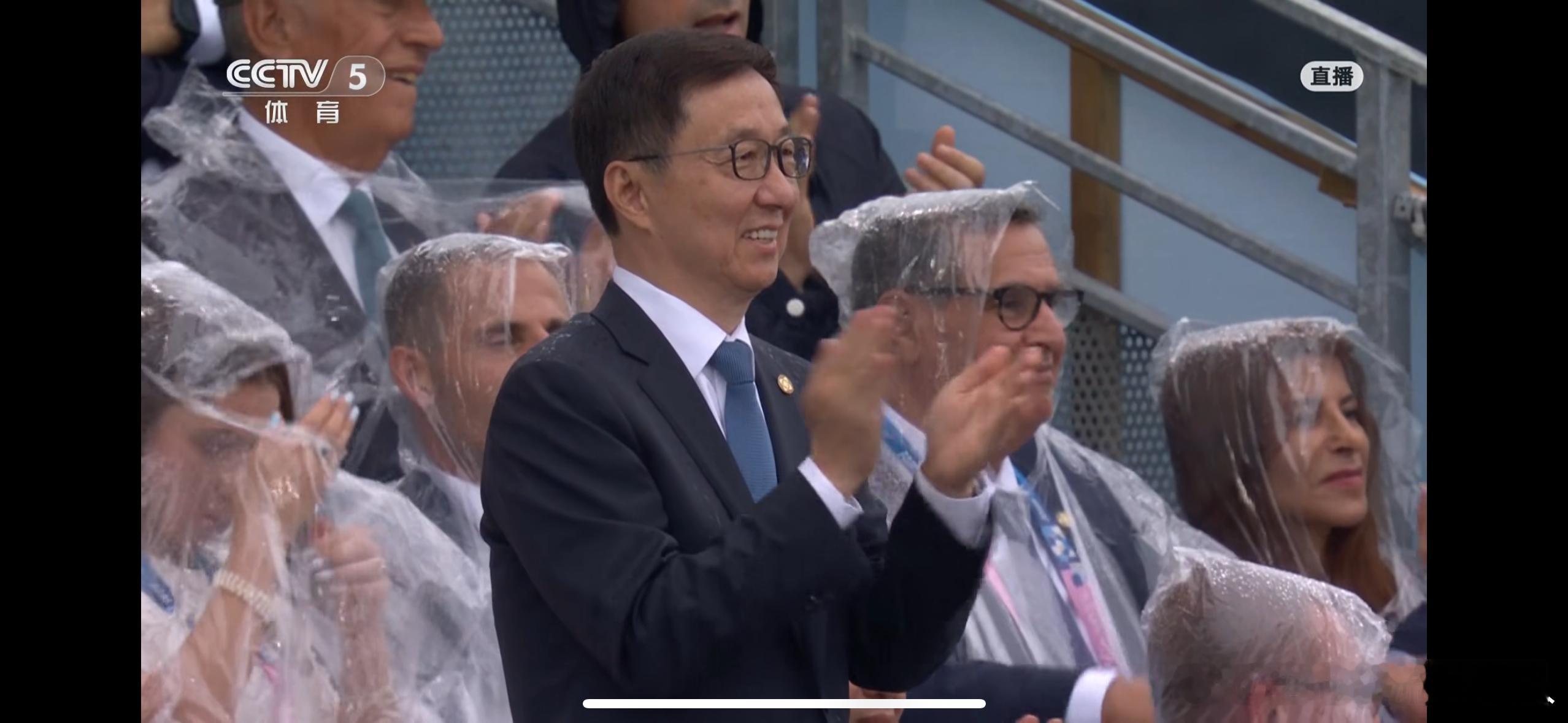 #巴黎奥运开幕式#中国代表团来了，就是你法国导播给的镜头也太短了吧[怒][怒][