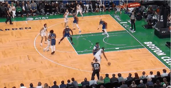 真狠！这斯图尔特真是惹不起！
在今天NBA常规赛凯尔特人对阵活塞的第三节比赛中，